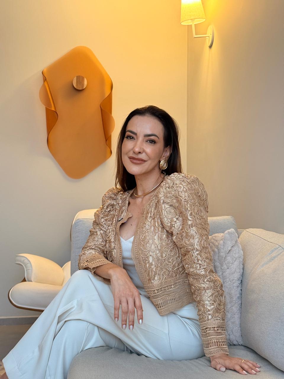 Dra. Mariana Pimenta sentada em ambiente acolhedor da clínica