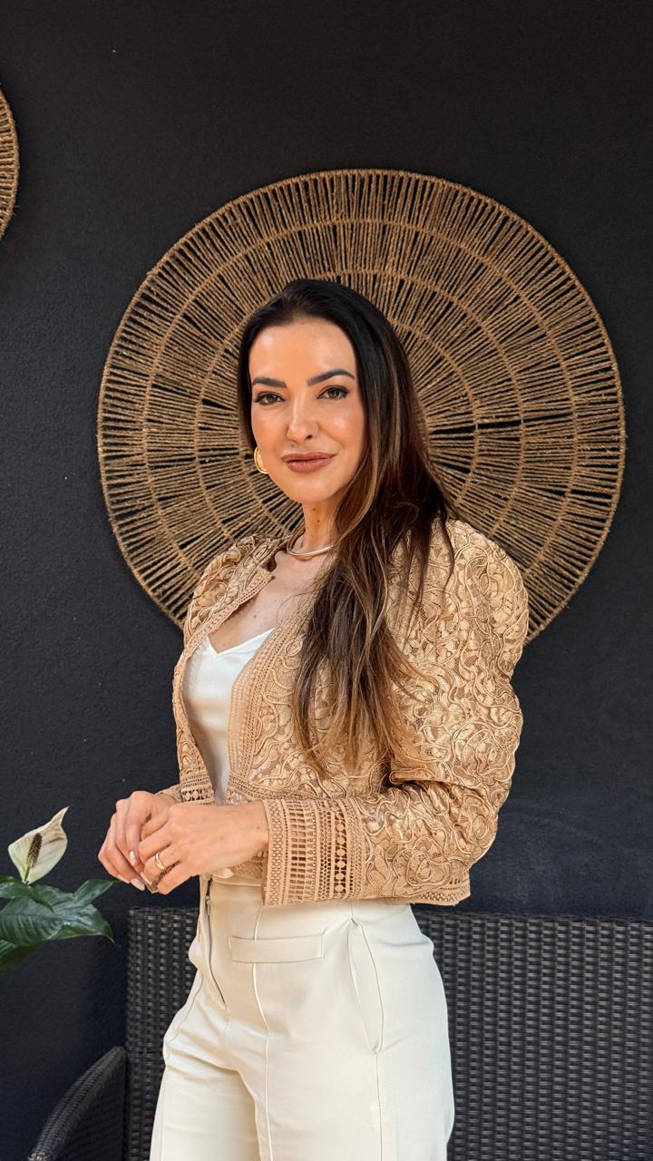Dra. Mariana Pimenta em retrato profissional na clínica
