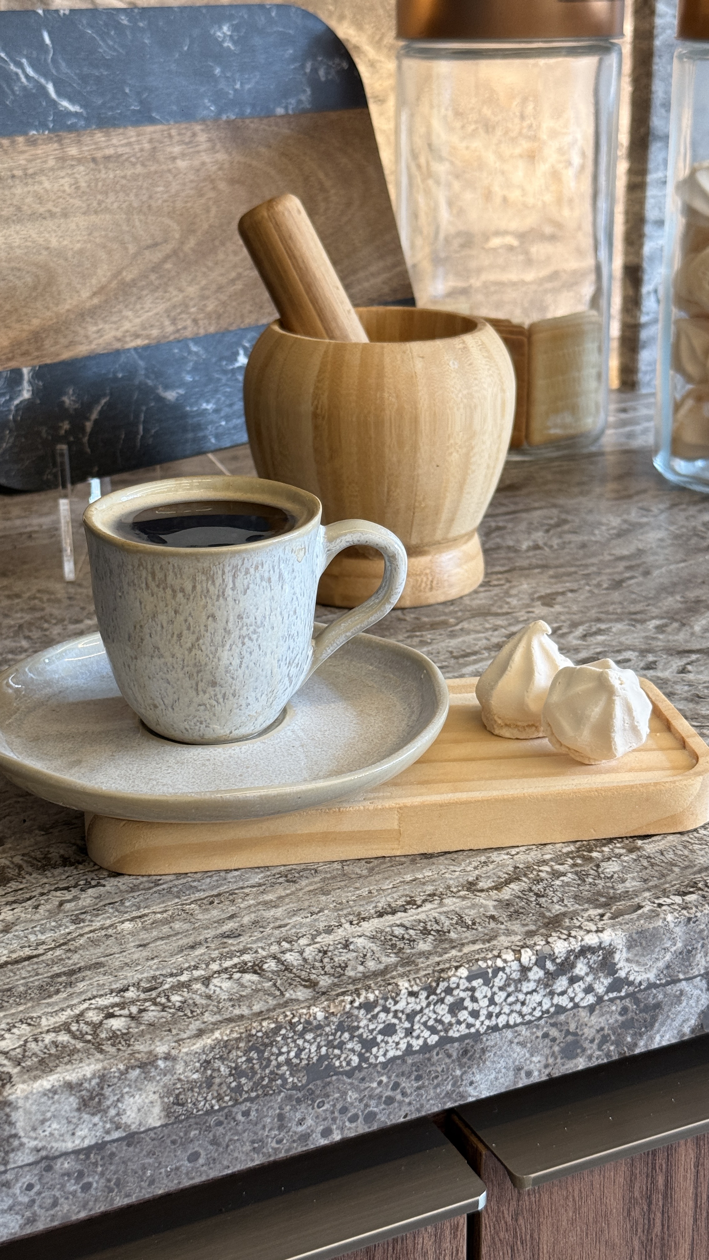Detalhe de café servido em ambiente da clínica