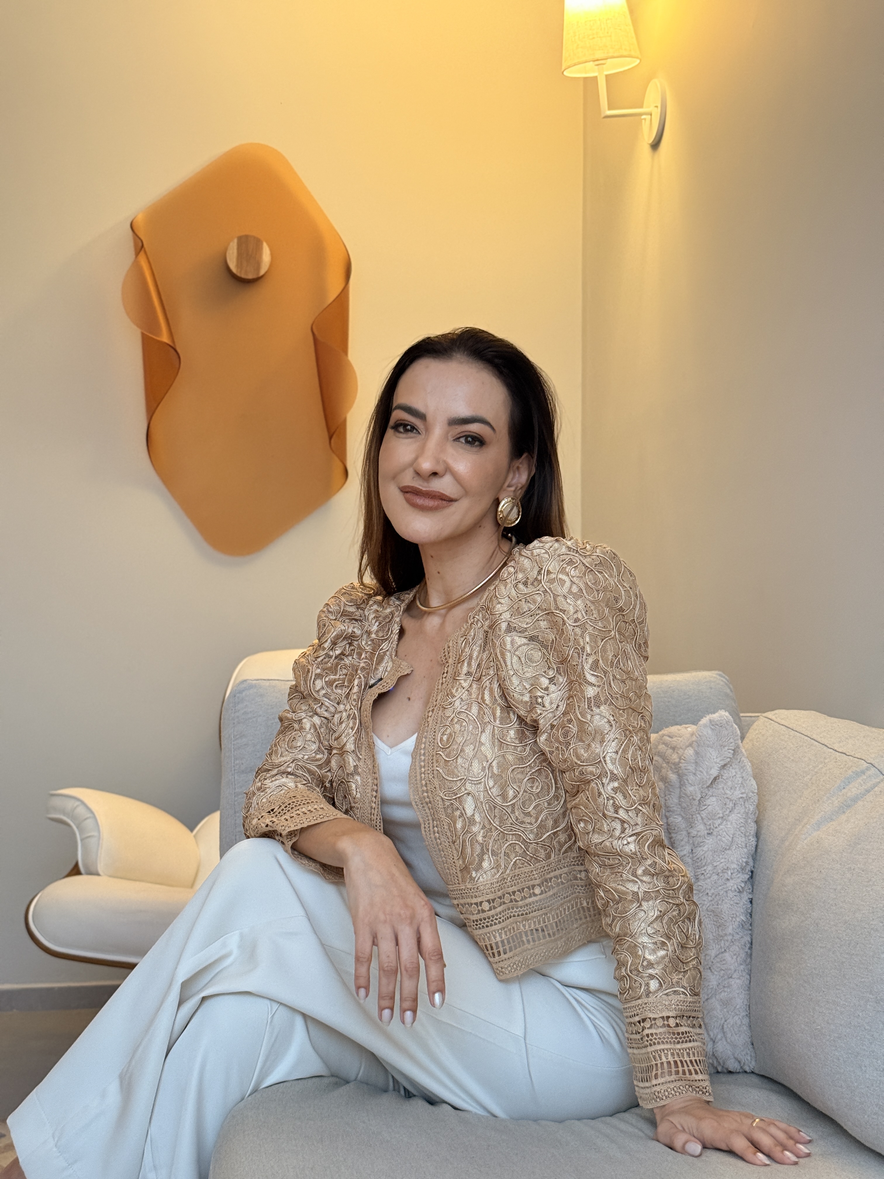 Dra. Mariana Pimenta sentada em uma sala da clínica