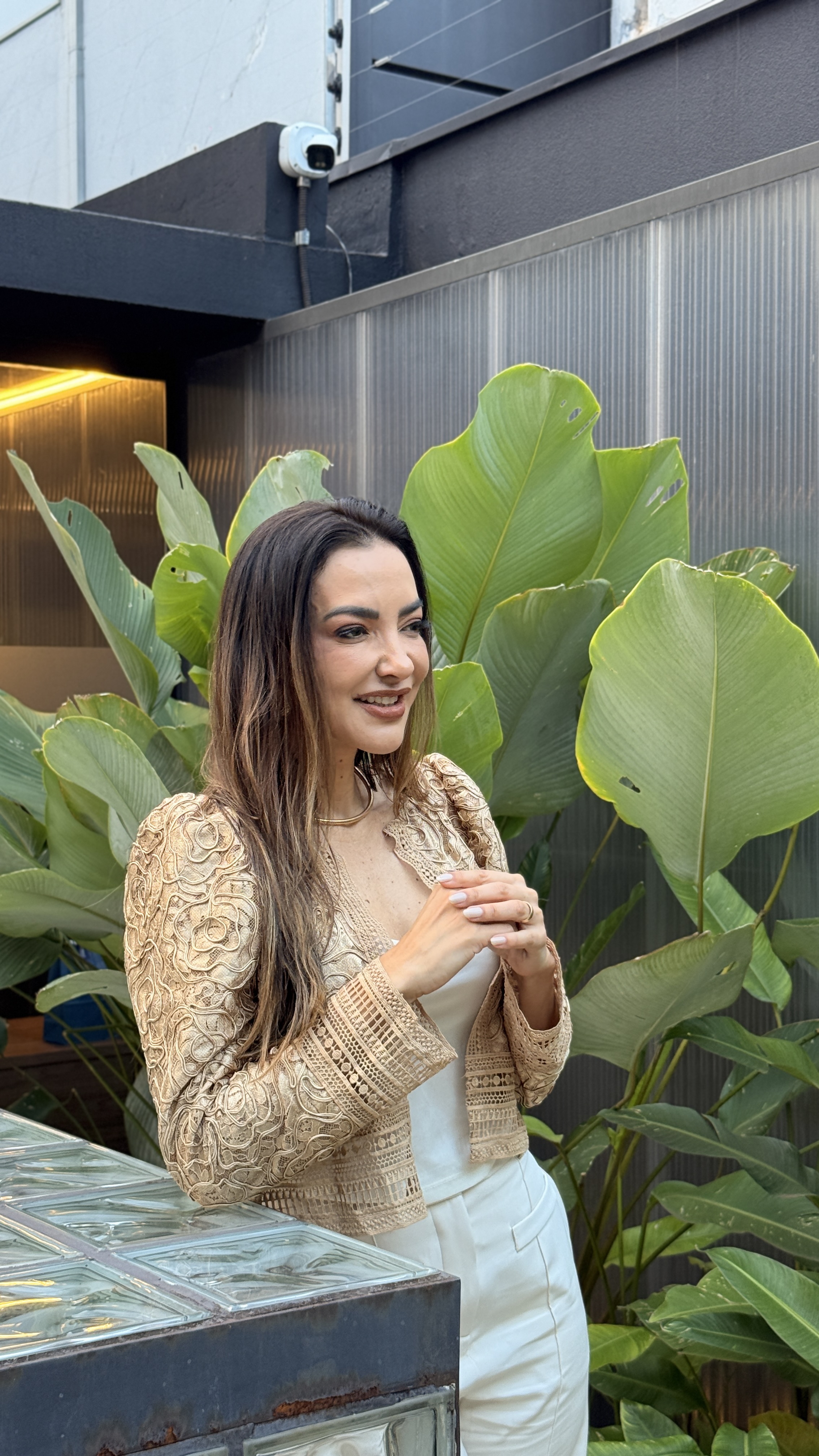 Dra. Mariana Pimenta em área verde da clínica