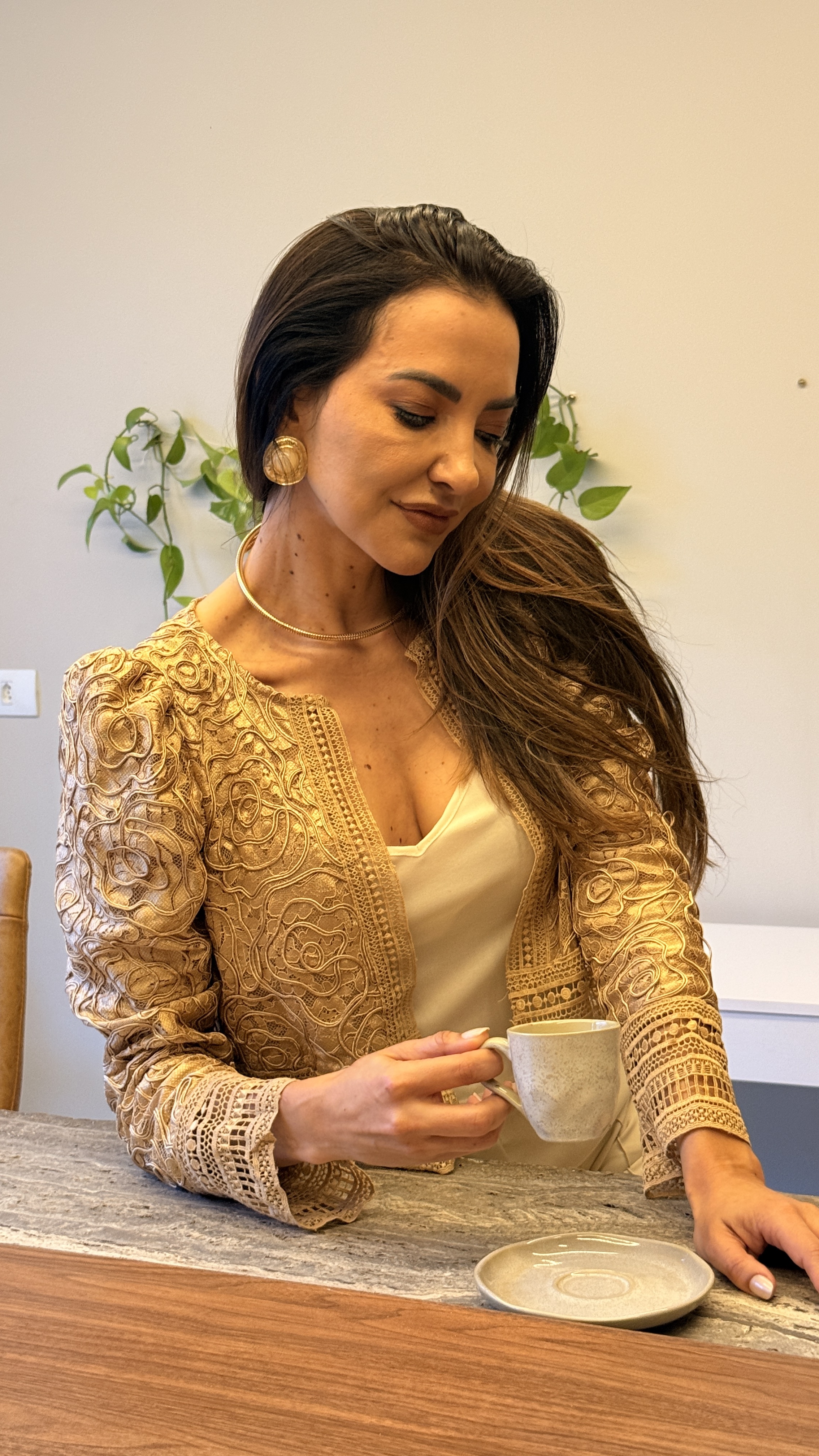 Dra. Mariana Pimenta sentada à mesa em ambiente da clínica