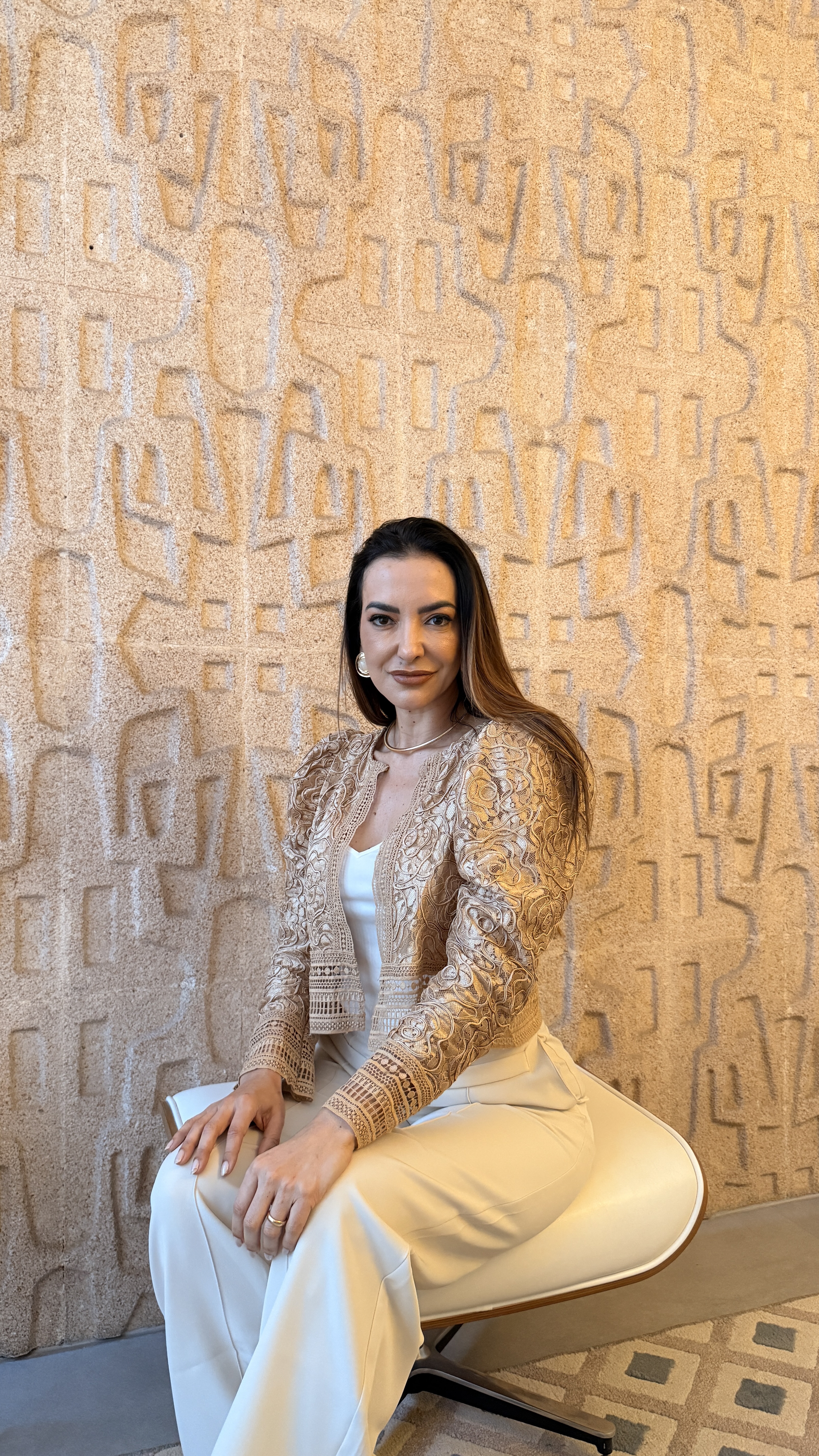 Retrato da Dra. Mariana Pimenta diante de uma parede texturizada