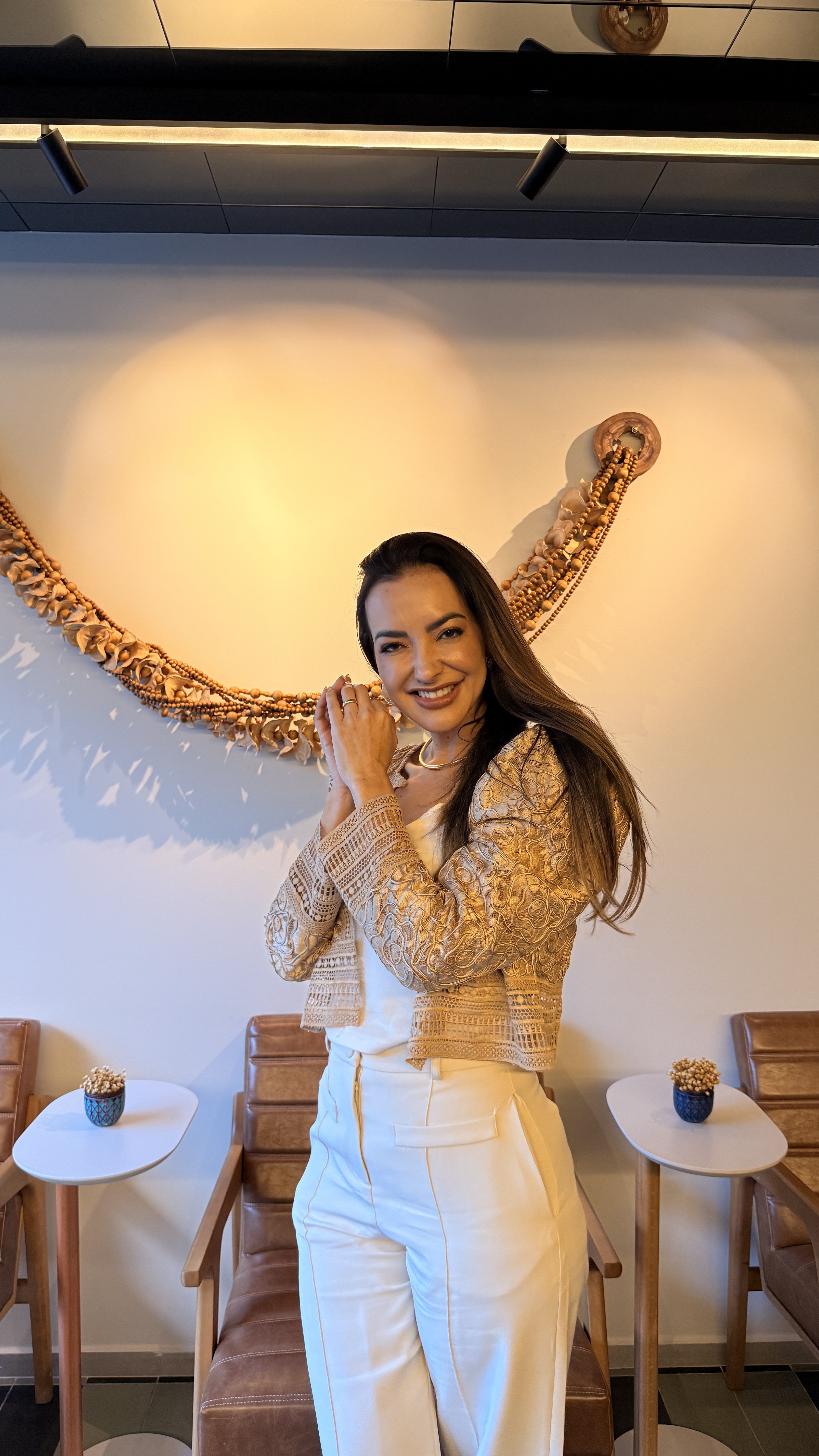 Dra. Mariana Pimenta em uma área de atendimento da clínica