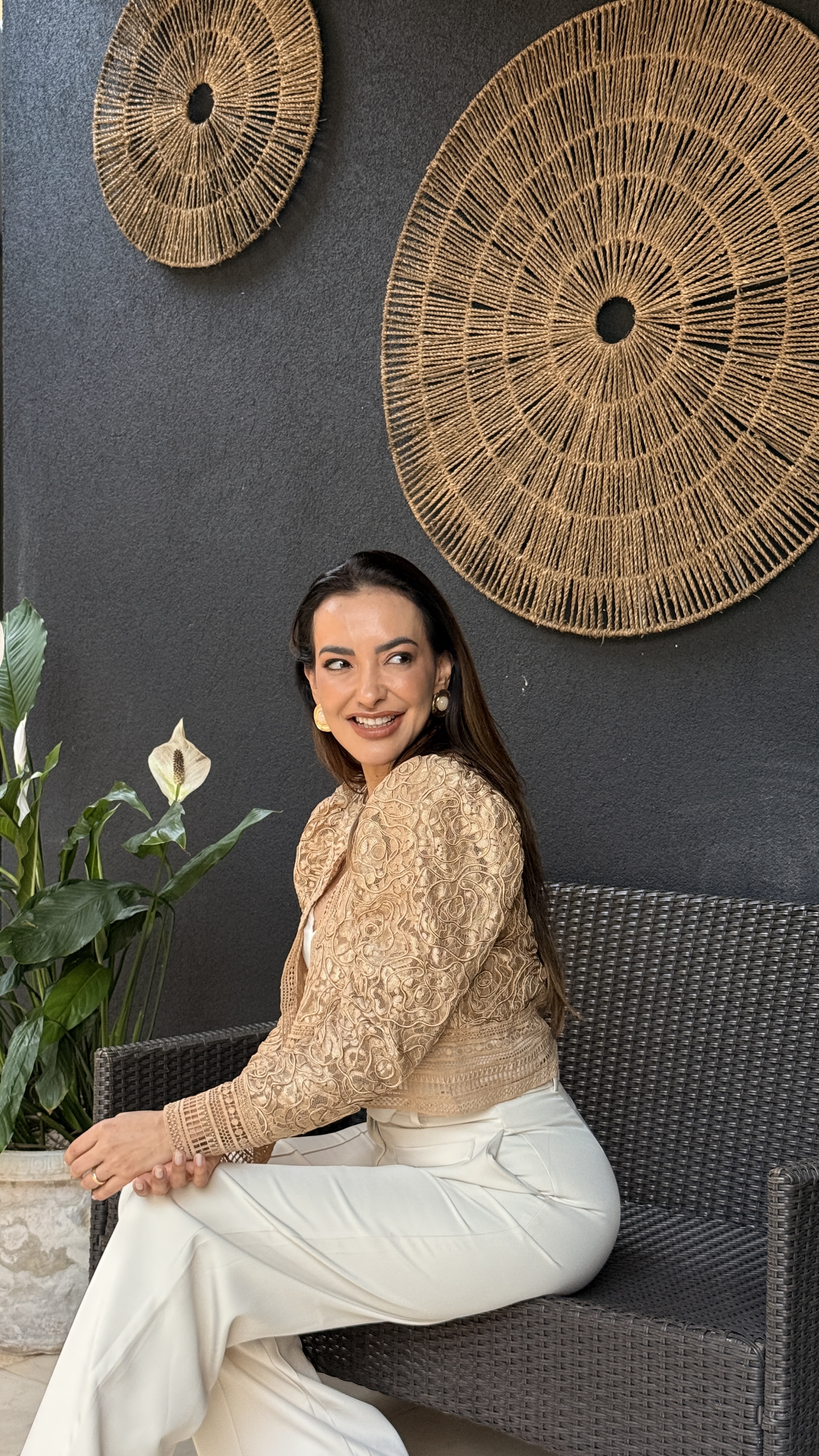 Dra. Mariana Pimenta sentada e sorrindo em ambiente da clínica