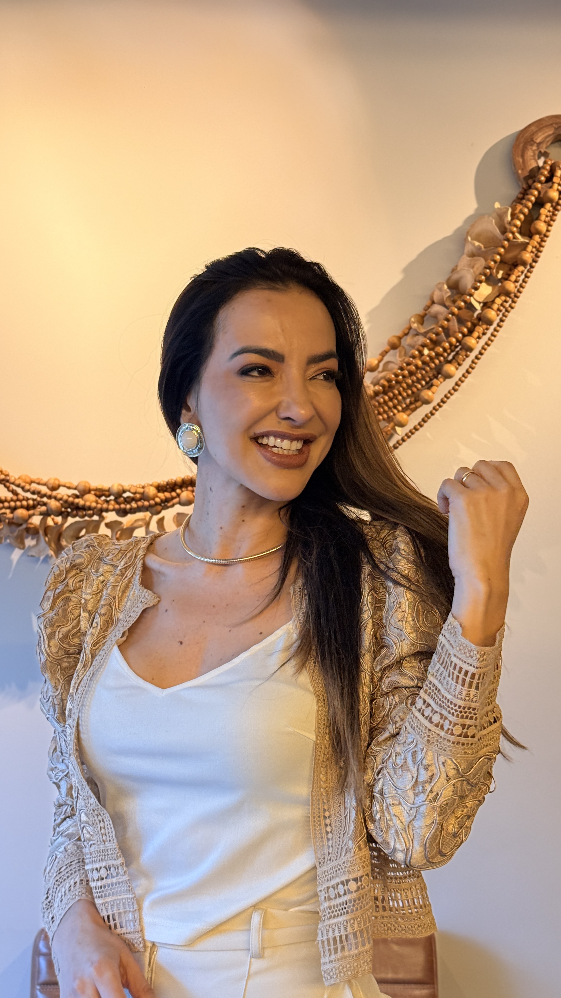 Retrato da Dra. Mariana Pimenta em uma área de recepção
