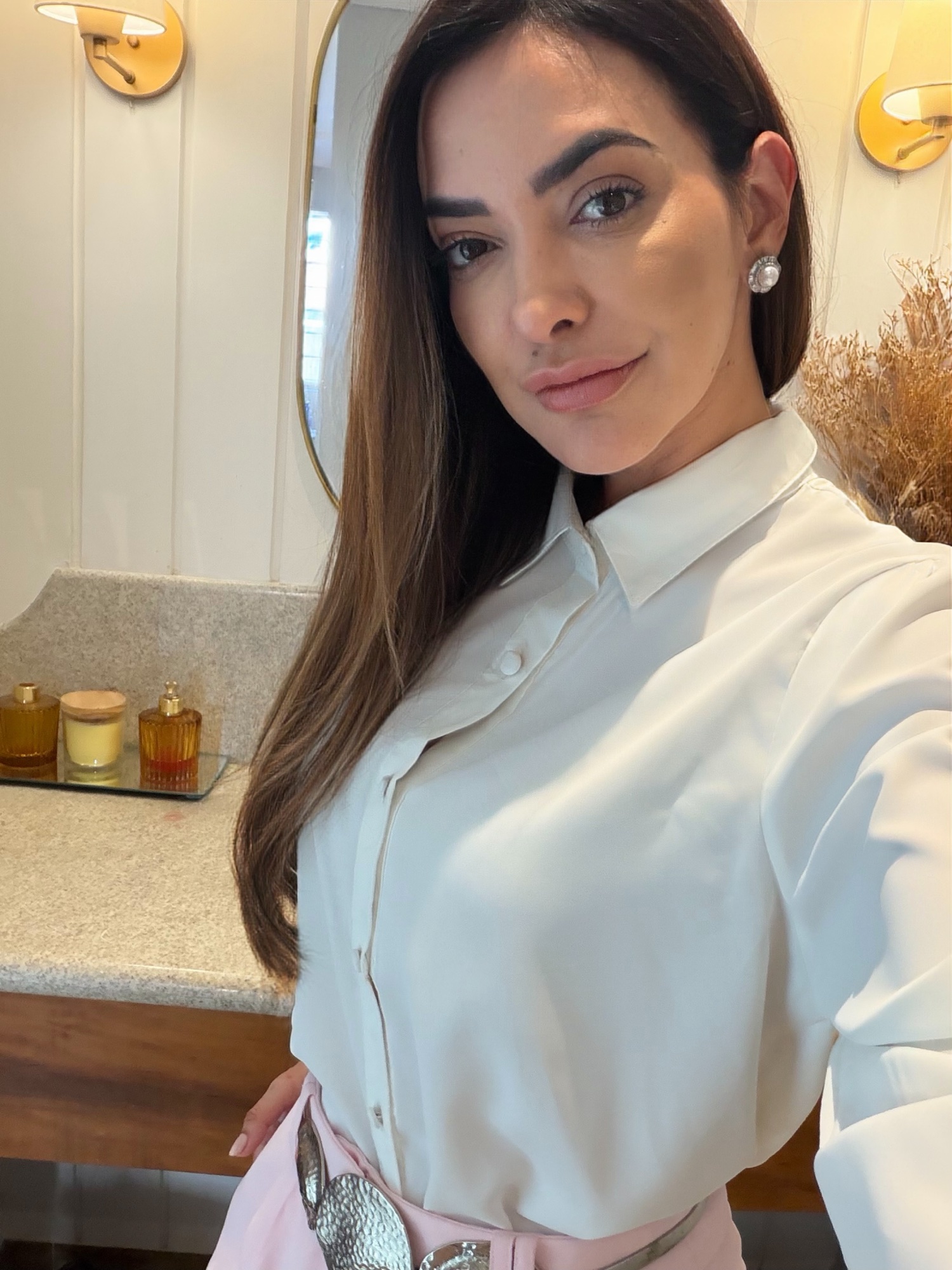 Retrato da Dra. Mariana Pimenta com camisa branca